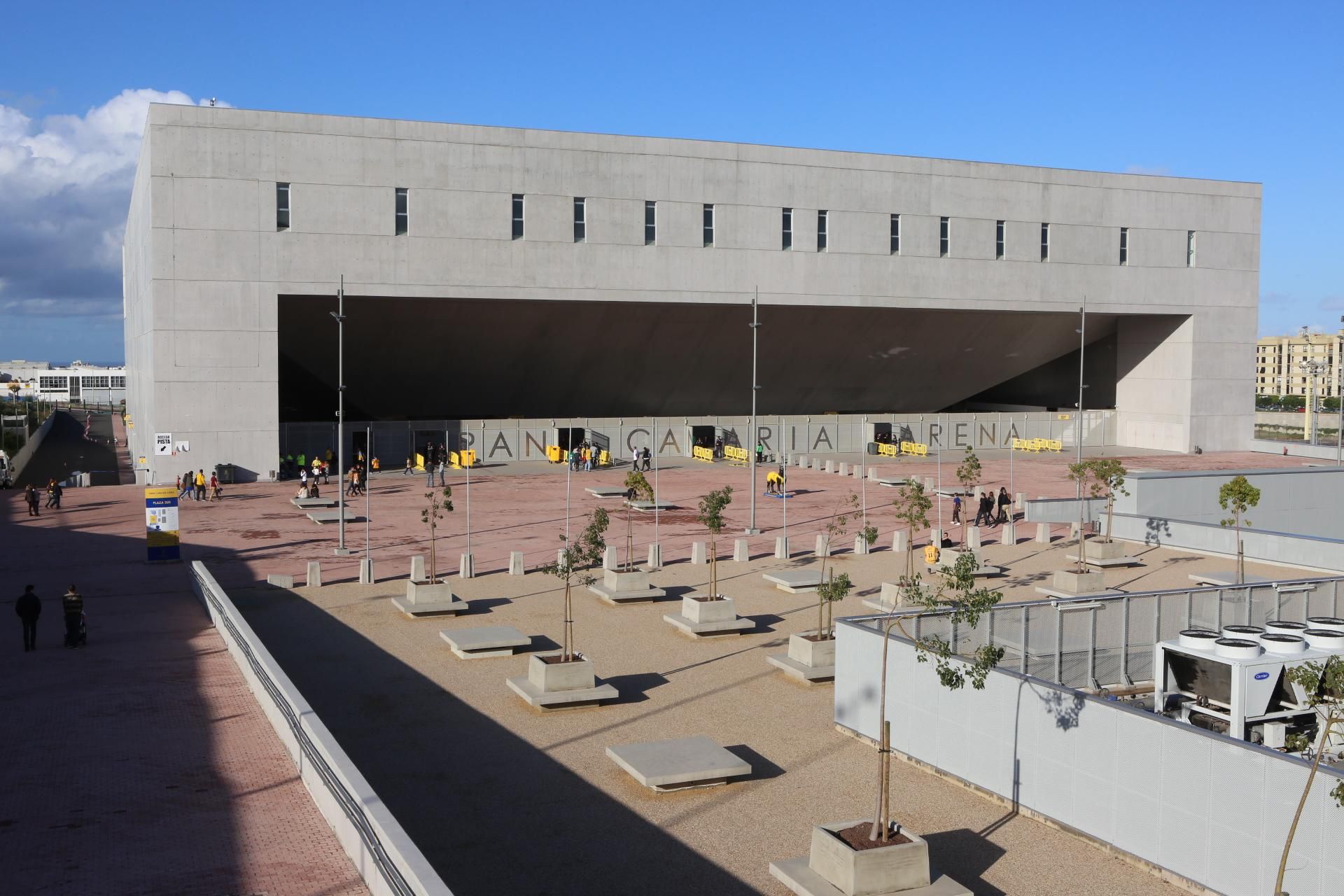 Los aficionados amarillos siguen la Final de la Copa desde el Gran Canaria Arena