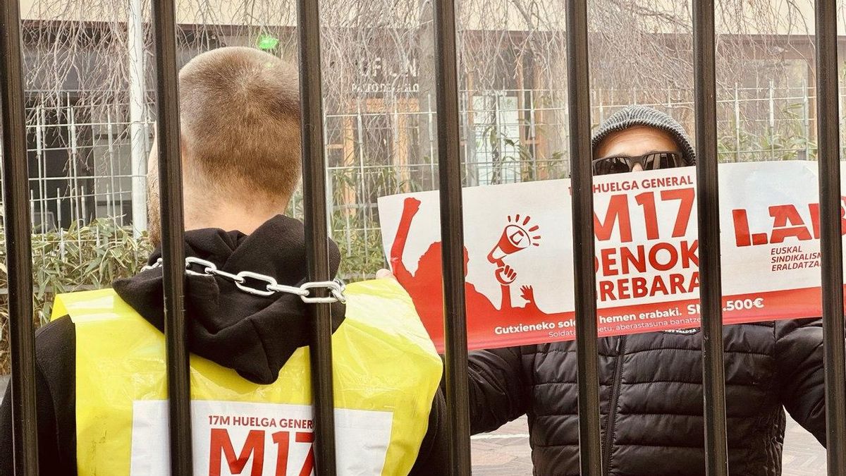 La Ertzaintza desencadena con tenazas en el Parlamento Vasco a un sindicalista de LAB que llamaba a la huelga general