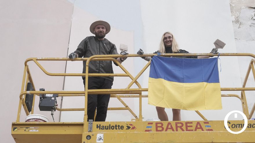 Una pausa entre las bombas para dibujar entre las flores