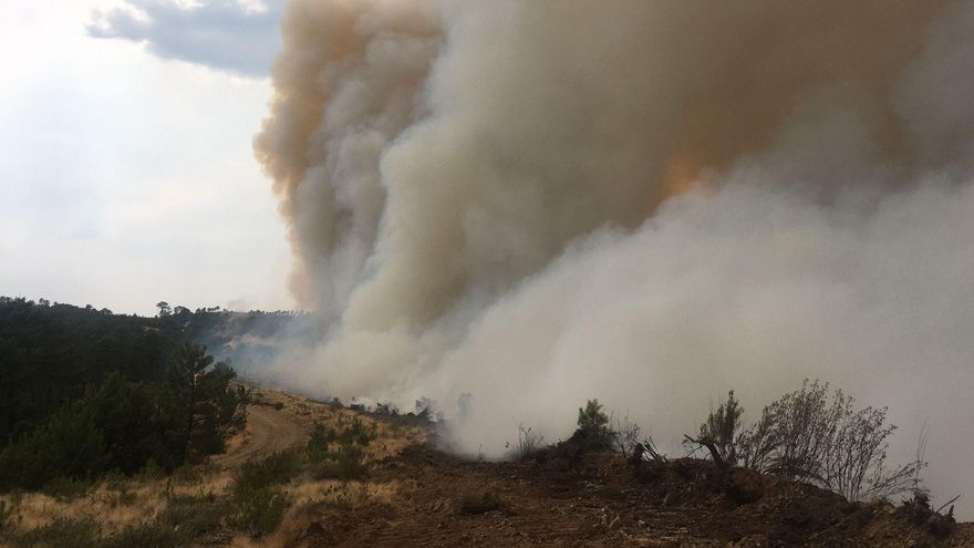 El incendio ha arrasado hasta el momento 2.500 hectáreas de Extremadura y 100 de Salamanca.