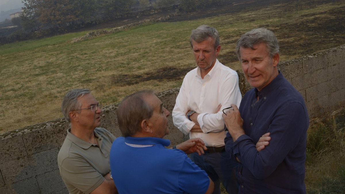 Feijóo, a la derecha, junto al presidente de la Xunta, Alfonso Rueda (de blanco), el presidente de la Deputación de Ourense y el alcalde de Chandrexa de Queixa el pasado día 13