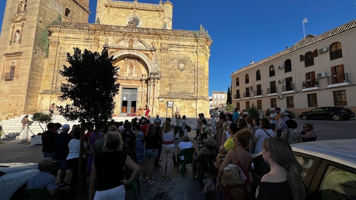 Relato de una revuelta: Morón se vuelca con su 'leyenda del gallo' en un montaje teatral con muchos vecinos-actores