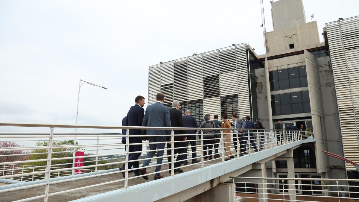 Los gobernadores caminan por la rampa de entrada al edificio principal del Parque del Conocimiento, en Posadas.
