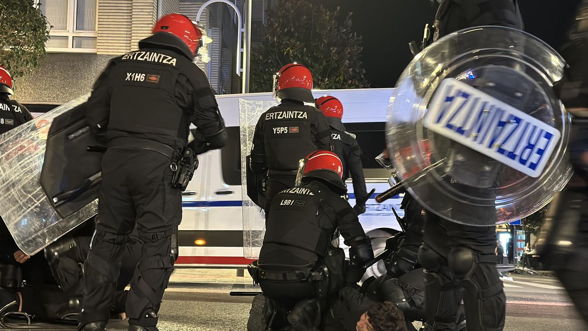 Agentes de la Ertzaintza detienen a una persona tras los disturbios en Bilbao.