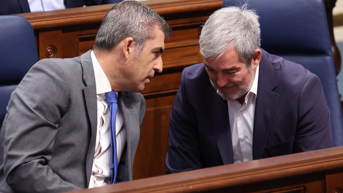 El presidente de Canarias, Fernando Clavijo (CC), charla junto al vicepresidente del Gobierno y consejero de Economía, Industria, Comercio y Autónomos, Manuel Domínguez (PP) en un pleno celebrado el pasado mes de julio.