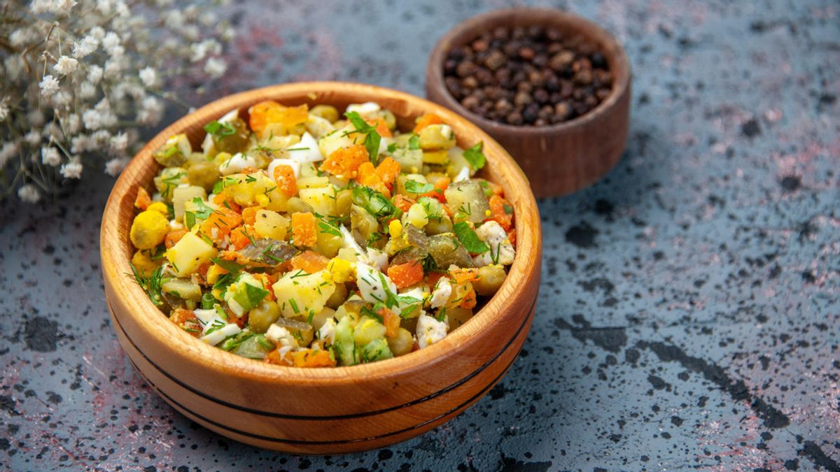 Aunque a primera vista pueda parecer una mezcla poco convencional, esta ensalada reúne ingredientes que, en conjunto, ofrecen un resultado riquísimo