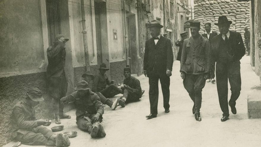 La hora del rancho. Horacio Echevarrieta caminando durante su viaje al peñón de Alhucemas en 1925