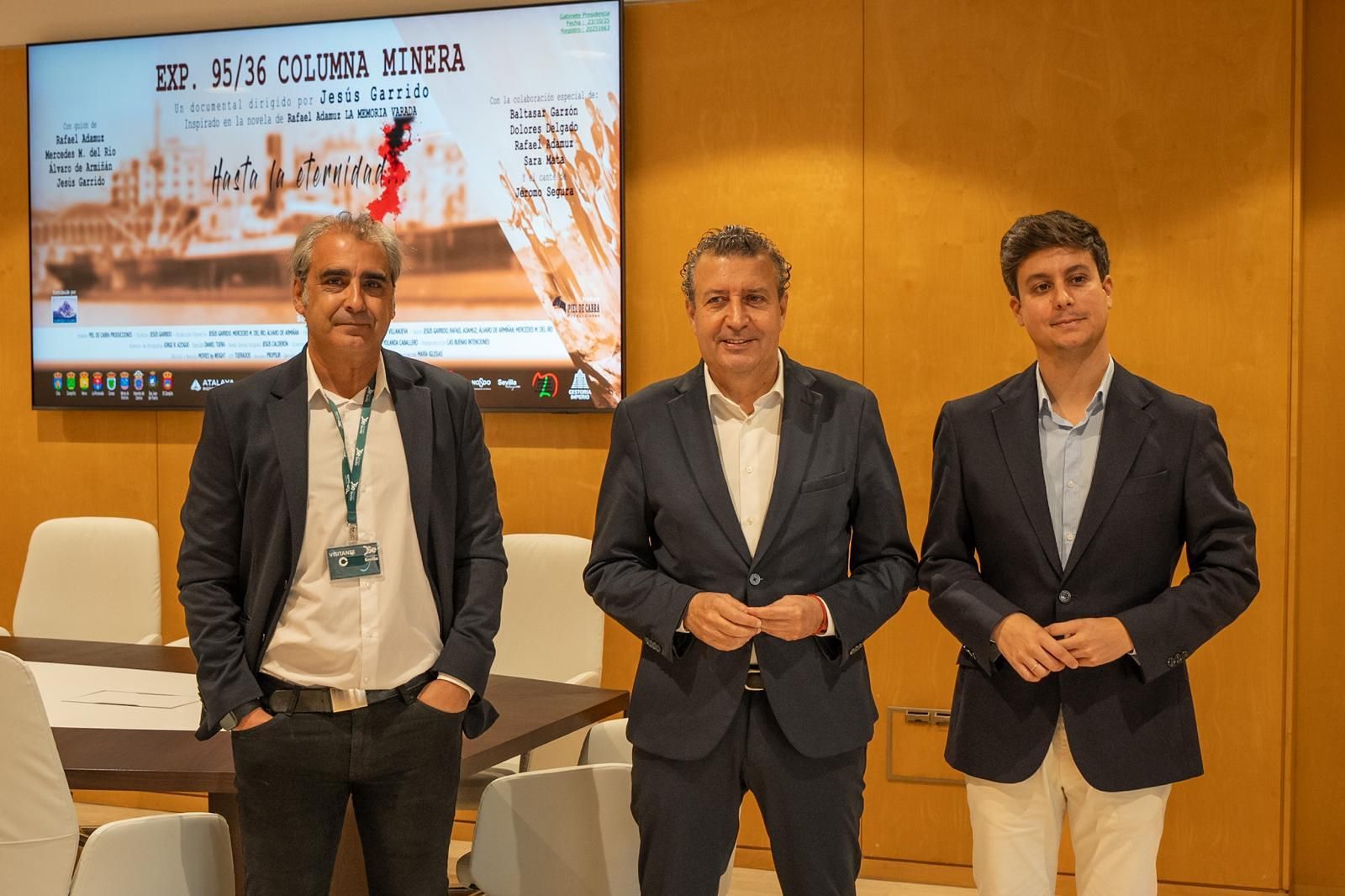 De izquierda a derecha, Jesús Garrido, director del documental sobre la Columna Minera; Javier Fernández y Casimiro Fernández, diputado provincial de Cultura.