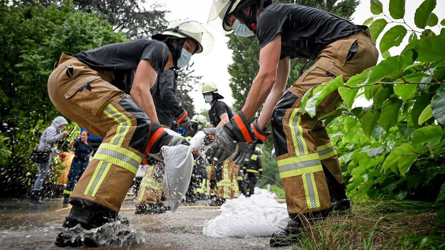 Equipos de rescate colocan sacos de arena para intentar parar la crecida del agua en Duesseldorf (Alemania)