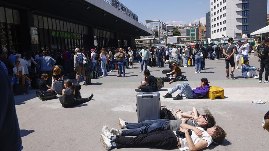 Fotografía de la situación en el exterior y zonas cercanas a la estación de Barcelona - Sants este lunes, durante el apagón en la ciudad condal. El suministro eléctrico se está recuperando ya en la corona metropolitana de Barcelona, en las comarcas de Barcelonès, Garraf, Alt Penedès, Baix Llobregat, Vallès Occidental y Maresme, según ha informado Endesa. EFE/ Quique Garcia