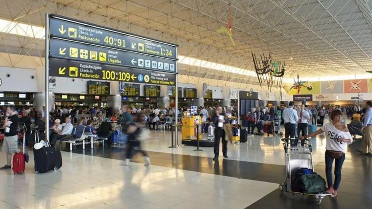 Viven en Canarias, pero no tienen descuento de residente para viajar por su origen migrante: “Es  una injusticia”