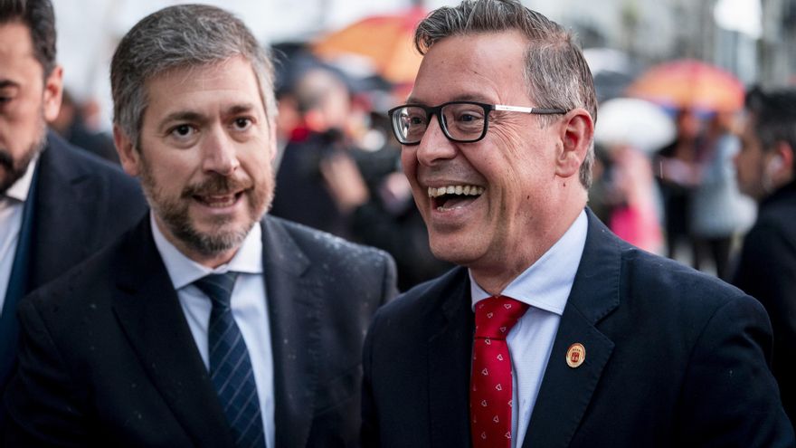 El consejero de Presidencia, Justicia y Administración Local, Miguel Ángel García Martín (i) y el secretario general del PP de Madrid, Alfonso Serrano (d), durante la entrega de las Grandes Cruces de la Orden del Dos de Mayo