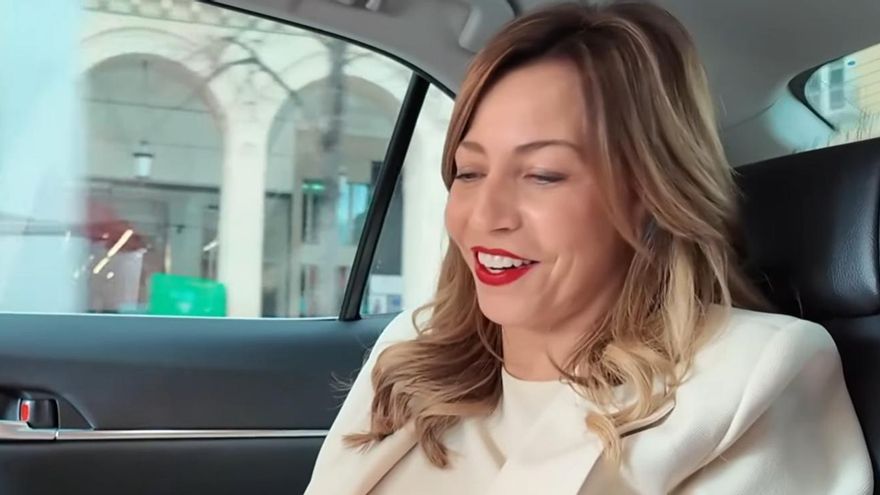 Sin cinturón de seguridad en un vídeo de autobombo: la alcaldesa de Zaragoza se caza a sí misma incumpliendo el Código de Circulación