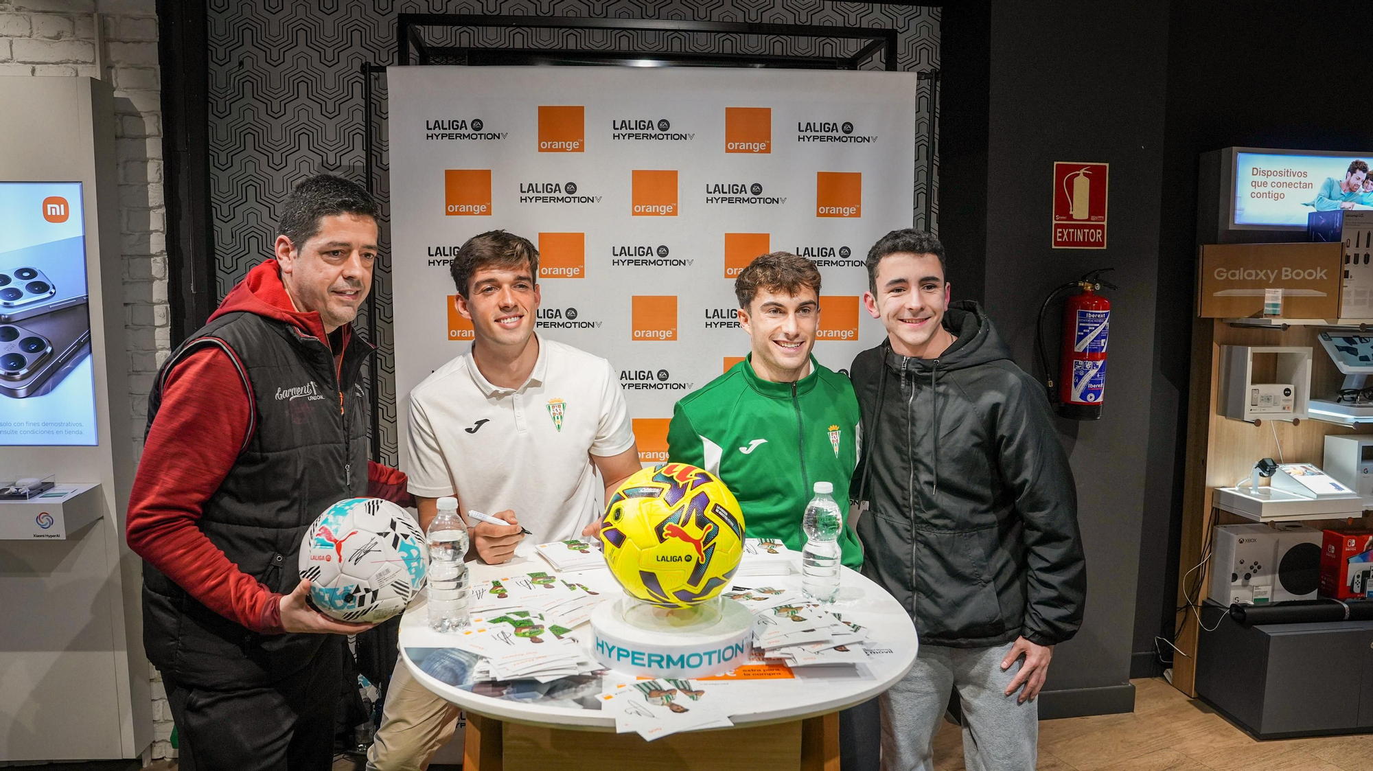 Mikel Goti e íker Álvarez firman autógrafos a los aficionados del Córdoba CF