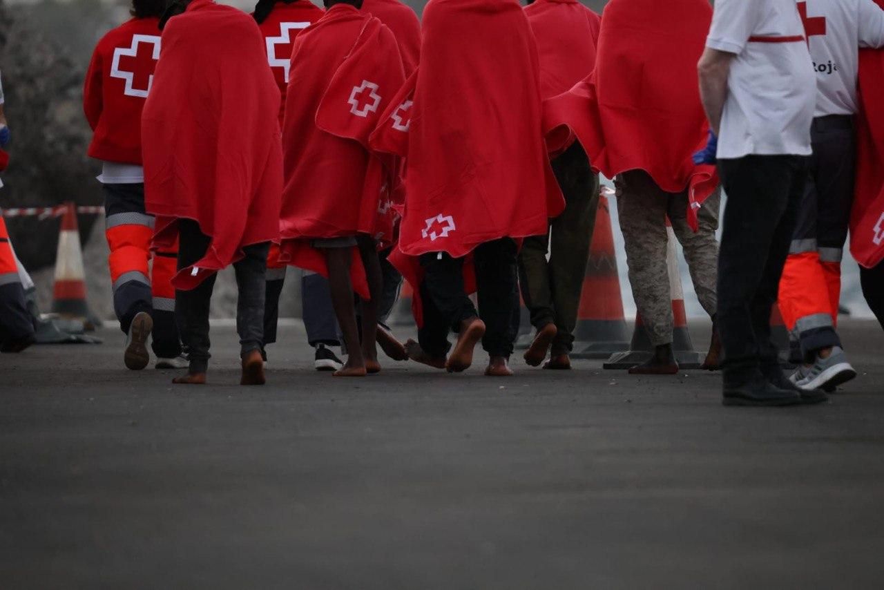 Desembarco de las más de cien personas que Salvamento Marítimo rescató a unos 290 kilómetros de Gran Canaria, entre ellas un fallecido.