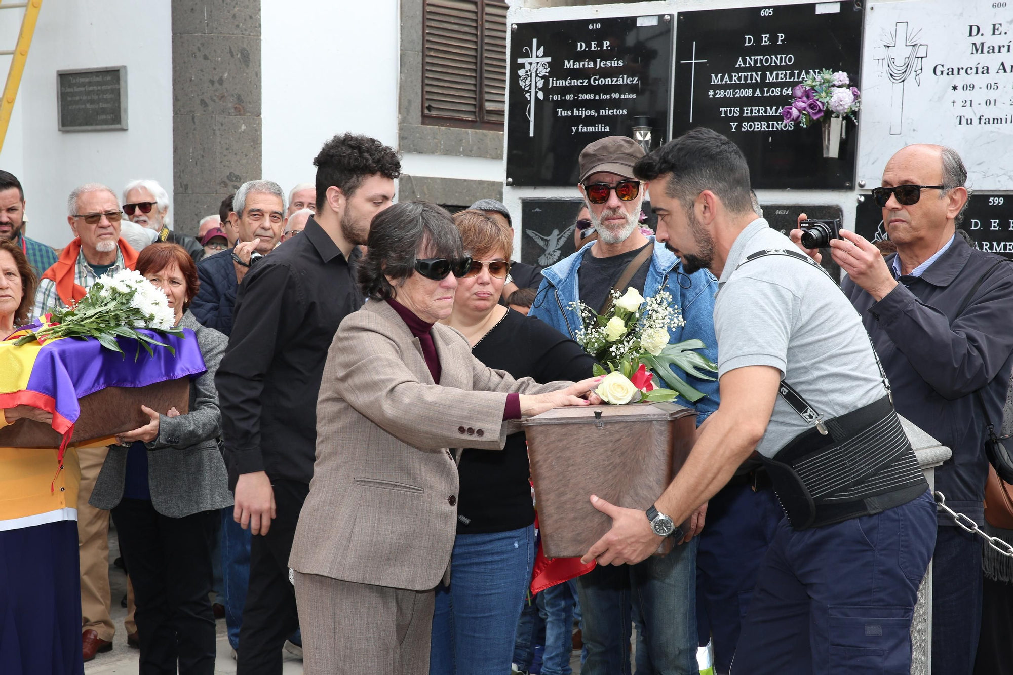 Pino Sosa con el féretro de su padre, José Sosa.