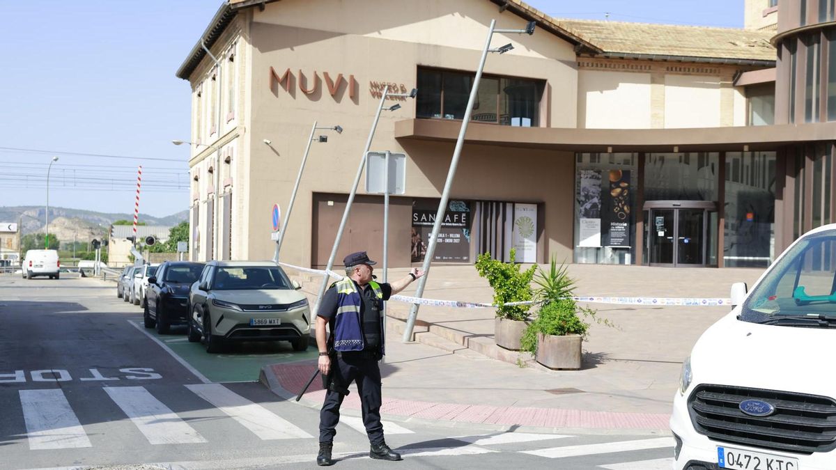 Presencia policial en los alrededores del Museo de Villena (Muvi) este jueves, por el robo de uno de los conjuntos más valiosos de la Edad de Bronce en Europa y que alberga el museo de esta localidad alicantina.