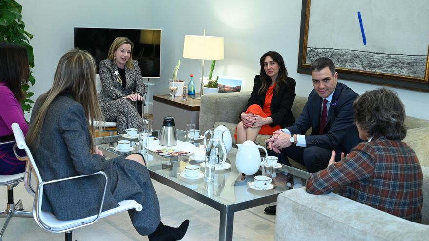 Sánchez mantiene un encuentro con mujeres directivas en La Moncloa.