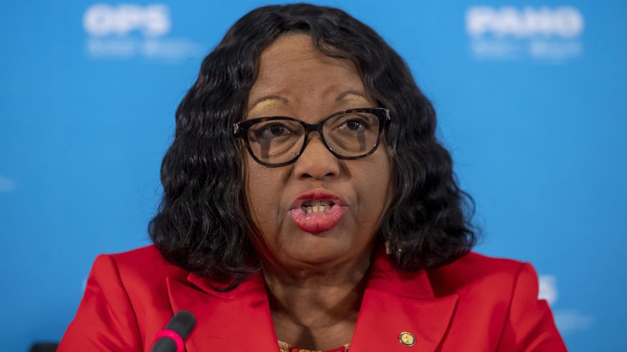 La directora de la OPS, Carissa Etienne, indicó durante una conferencia de prensa que ya han comenzado a aceptar los primeros pedidos de los países, "que estarán listos para entrega este año", y anticipó que esperan alcanzar más convenios de este tipo en los próximos días con otras farmacéuticas. Foto de archivo. EFE/EPA/ERIK S. LESSER