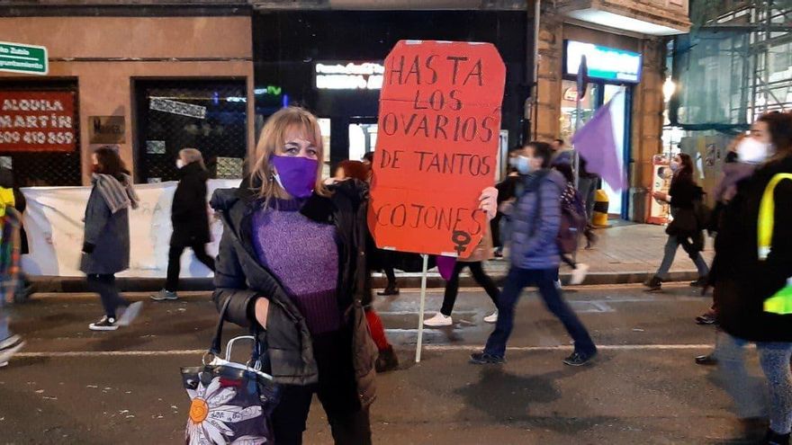 Una mujer sujeta una pancarta que dice "hasta los ovarios de tantos cojones"