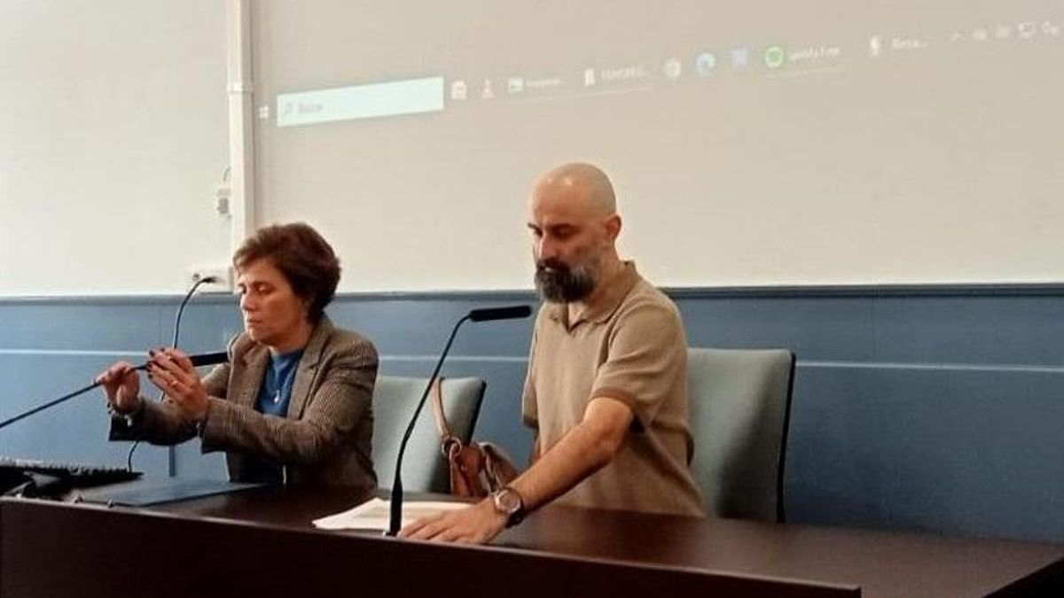 La directora de la Sociedad Regional de Cultura y Deporte, María Fernández Rosillo, y el gerente de la Filmoteca de Cantabria, Cristian Franco, durante la presentación de la programación de la Filmoteca.