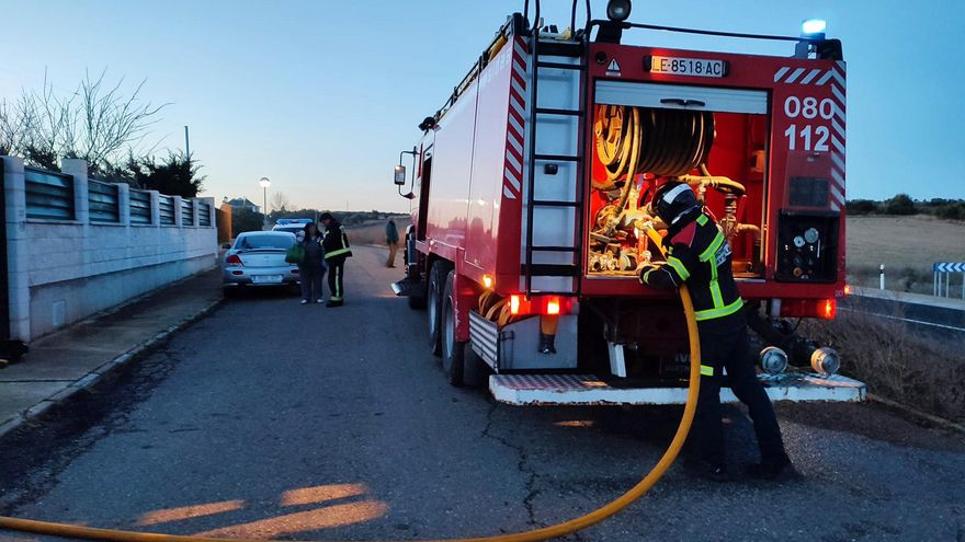 Un camión de Bomberos de León en la actuación. // Bomberos Ayuntamiento de León