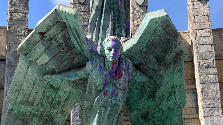 Monumento a Franco pintado de violeta. Foto: Zenia Daswani.