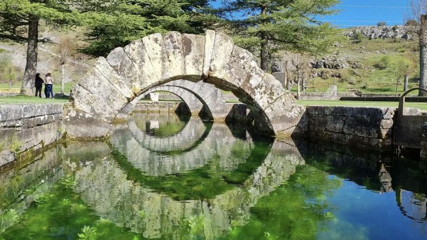 Declarada Bien de Interés Cultural, esta histórica y misteriosa fuente palentina se vacía y se llena sola