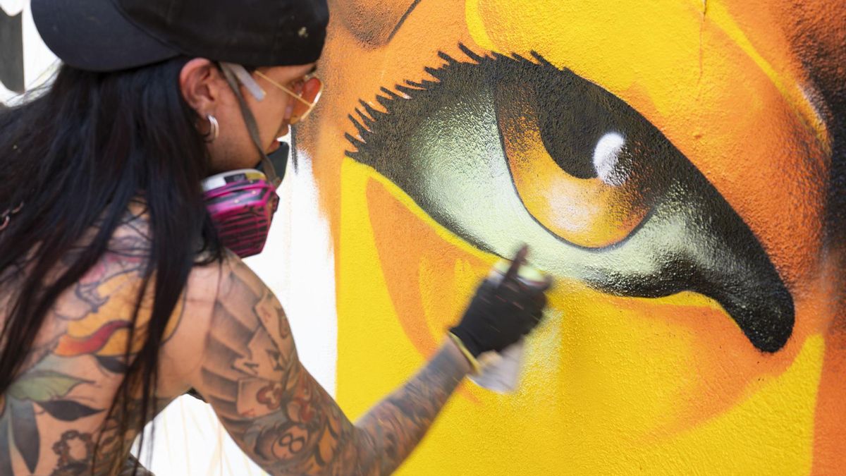 El artista colombiano, Julián Santamaría, trabaja en el mural con el que participa en la 9ª edición del Museo Inacabado de Arte Urbano (MIAU) en Fanzara, Castellón.