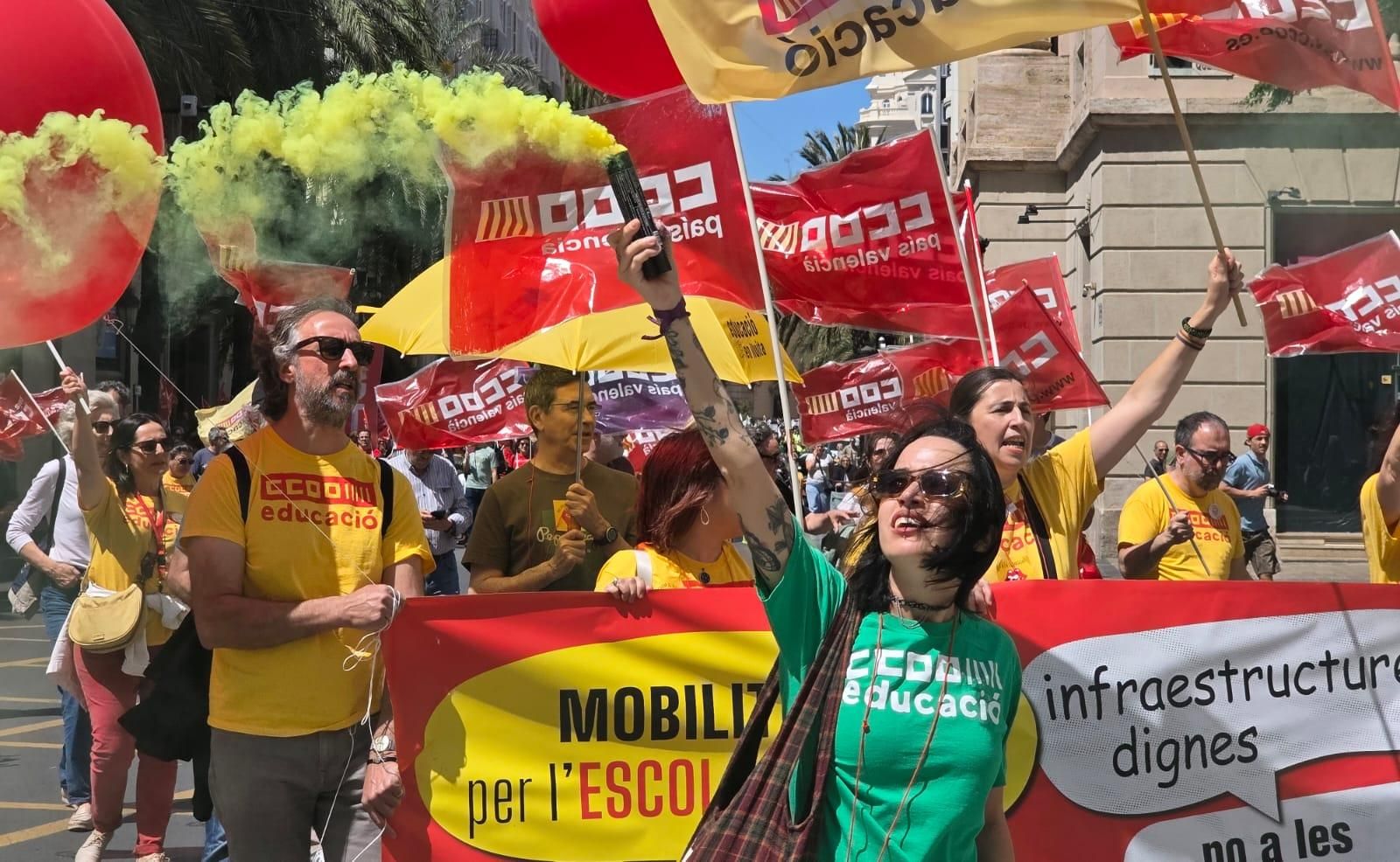 Miles de docentes se manifiestan en València en el primer día de huelga indefinida