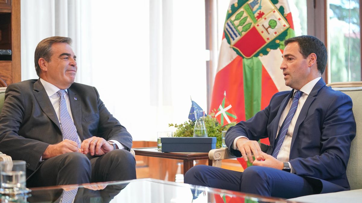 Pradales, en un encuentro oficial en Ajuria Enea, junto a un escudo con el cuartel rojo de Navarra vacío