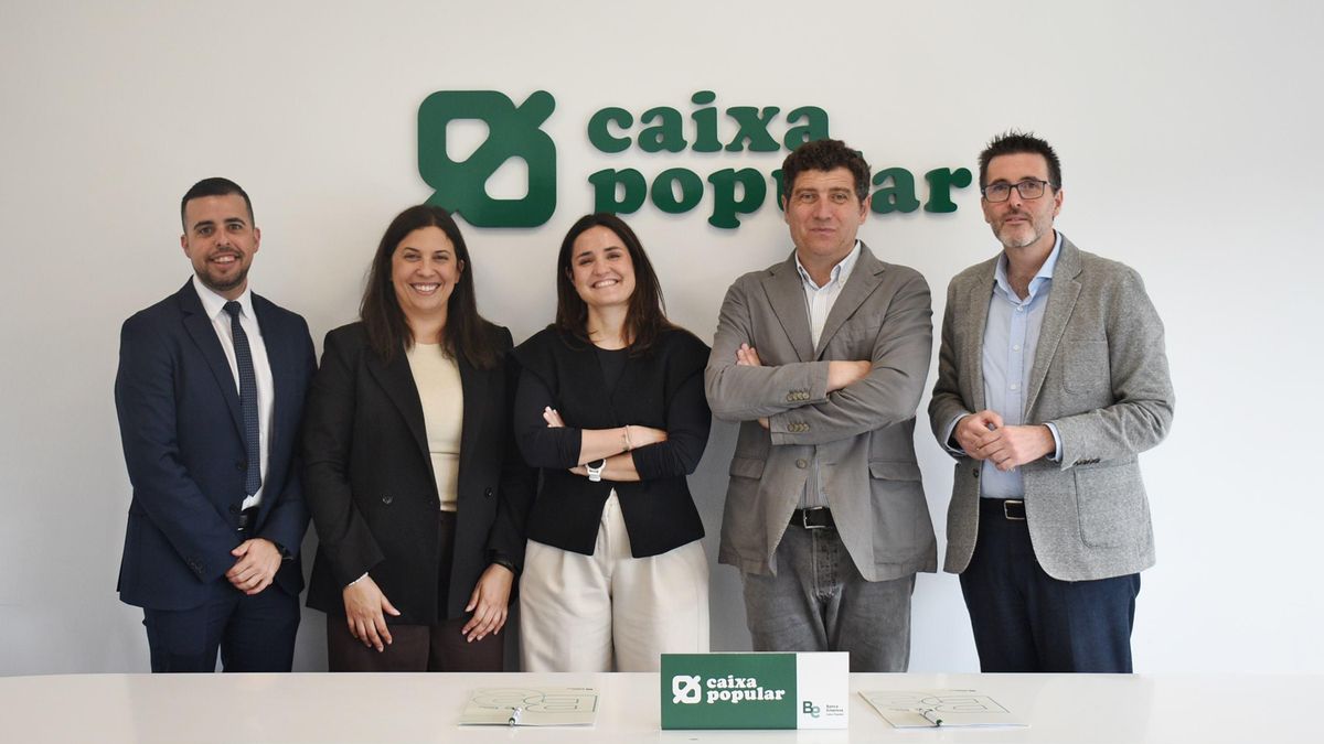 Firma del convenio entre Caixa Popular y Startup Valencia.