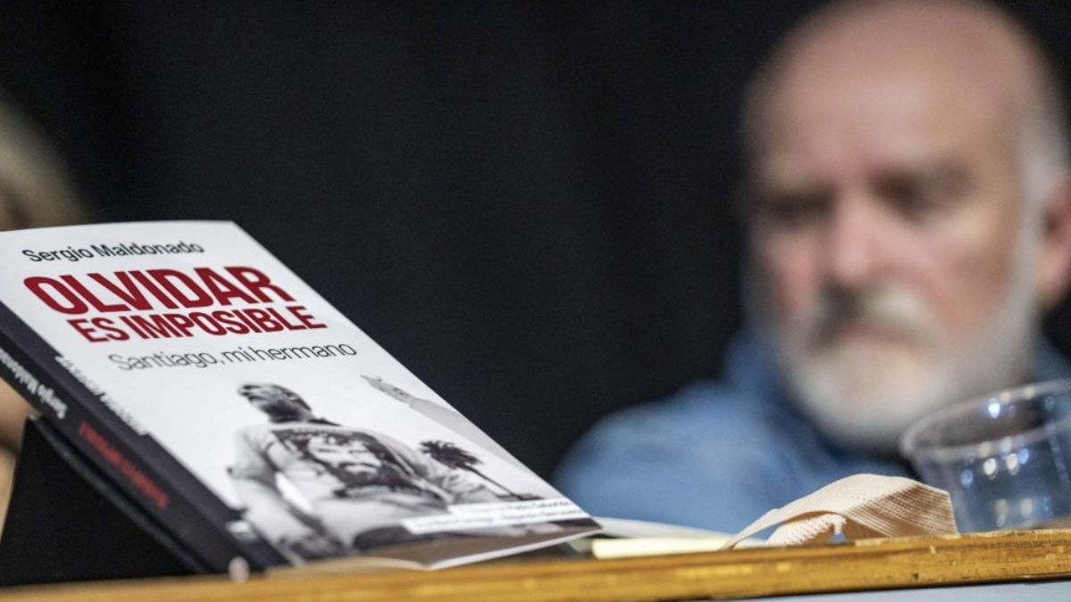 "Olvidar es imposible", el libro de Sergio Maldonado sobre la desaparición y muerte de su hermano Santiago.