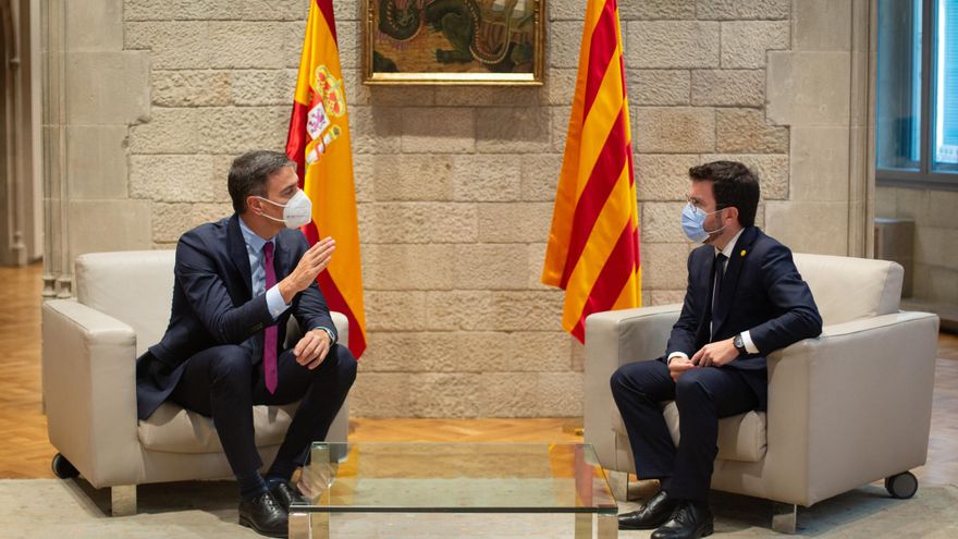 El presidente del Gobierno, Pedro Sánchez (i), y el de la Generalitat, Pere Aragonès (d), se reúnen en el Palau de la Generalitat