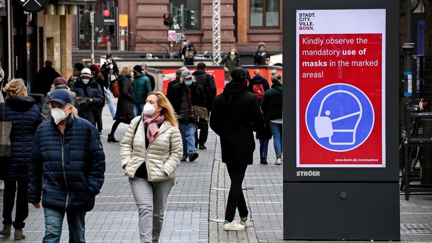 Ciudados caminan por una calle de Bonn (Alemania) EFE/EPA/SASCHA STEINBACH