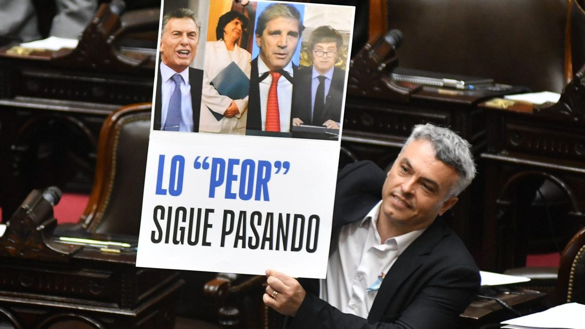 El cartel de la jornada del socialista Esteban Paulón