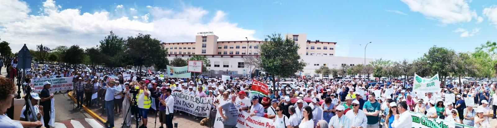 Imagen de archivo de una multitudinaria manifestación de Marea Blanca, celebrada en abril frente a la gerencia del Área Sanitaria de Osuna en defensa de la sanidad pública