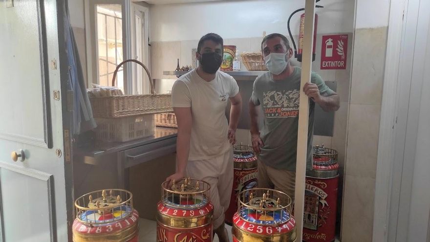 El último obrador de barquillos que queda en Madrid tendrá 10 metros cuadrados, aproximadamente. La familia Cañas posee una colección de 18 barquilleras similares a las centenarias que se ven en la imagen