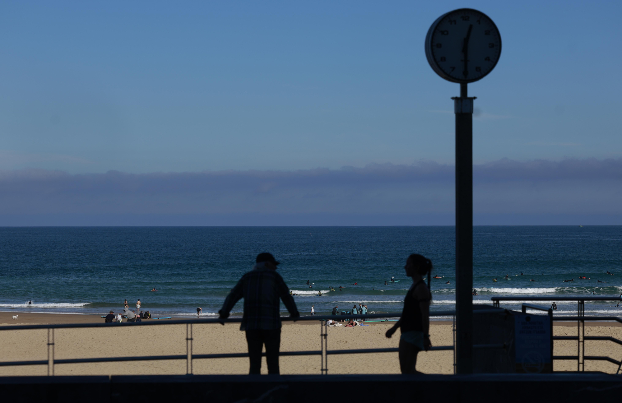 Tiempo soleado en la playa de la Zurriola de San Sebastián