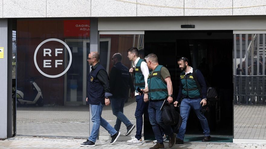 La Guardia Civil registra la Federación de Fútbol y la casa de Rubiales y detiene a varias personas por corrupción y blanqueo