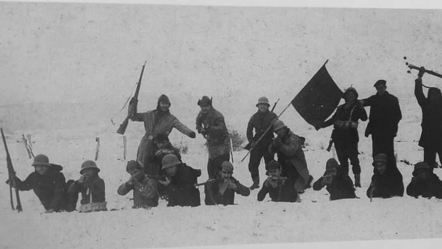 Miembros de un batallón republicano del Cuerpo de Ejército de Santander en el invierno de 1937.