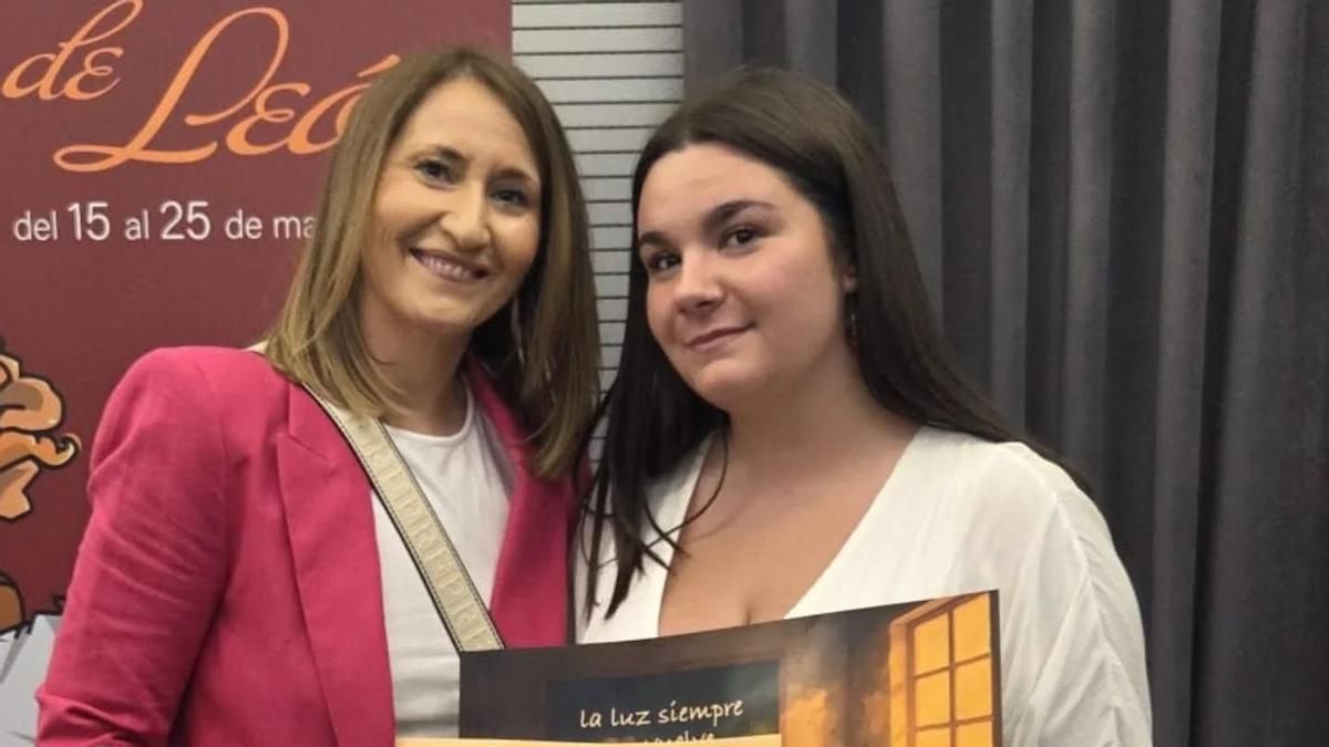 Irene López Pérez (derecha), flamante ganadora del certamen literario 'Relatos para Josefina', con su profesora de Literatura, Susana Fernández.
