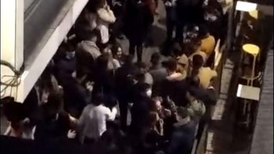 Decenas de jóvenes ocupando toda una calle