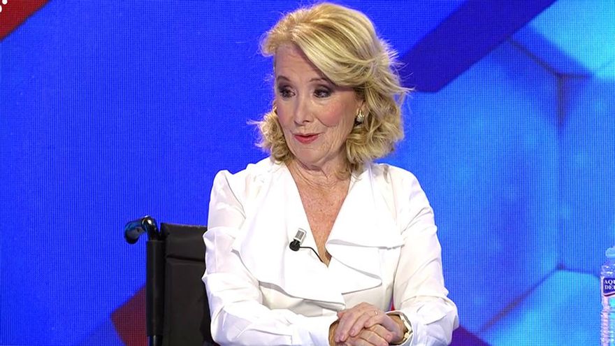Esperanza Aguirre aparece en silla de ruedas en el programa de Risto Mejide: "Cuidado, la tenemos lesionada"