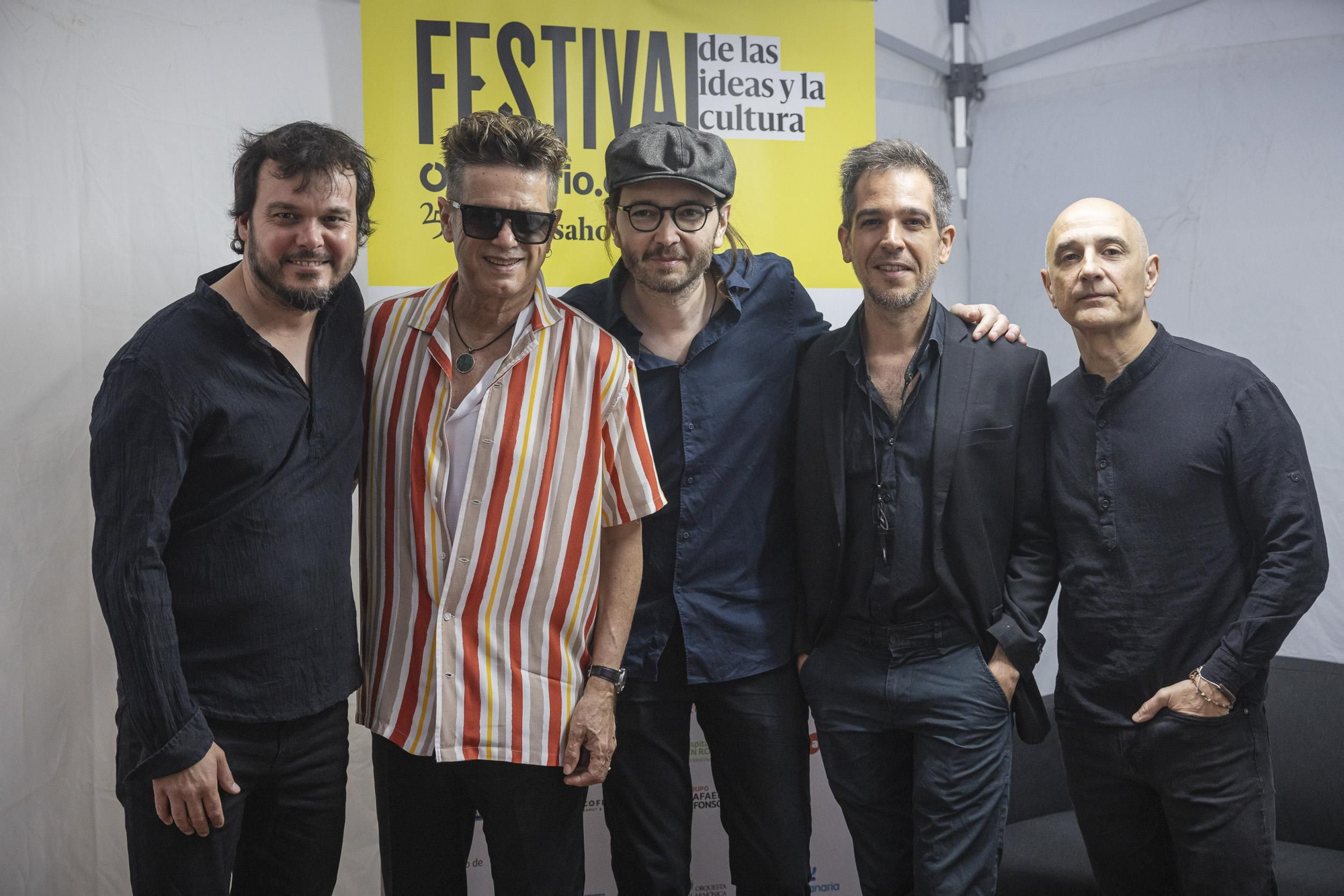 Santiago Auserón y la Academia Nocturna en backstage momentos previos a su concierto