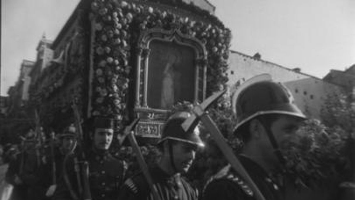 Bomberos escoltando la imagen de la Virgen de la Paloma en una procesión de la primera mitad del siglo XX