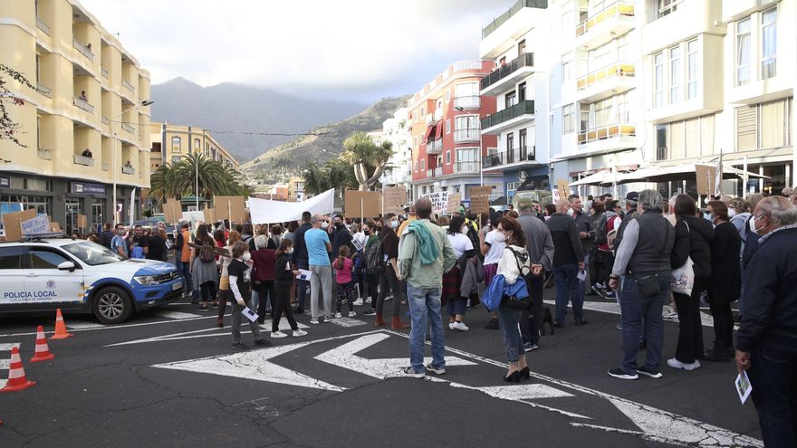 Manifestación de personas damnificadas por el volcán de La Palma. (ALEJANDRO RAMOS)