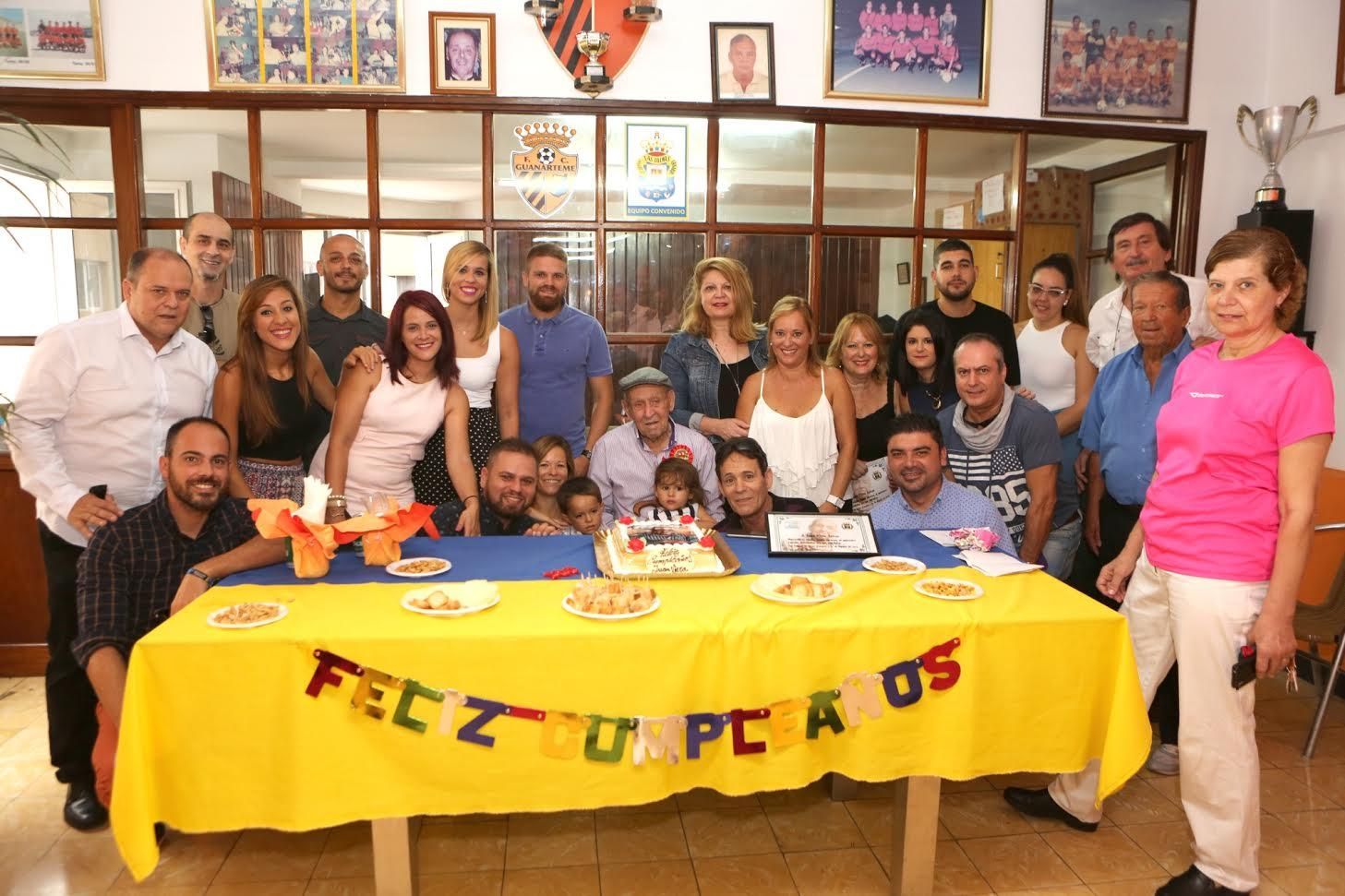 Juan Viera celebra su 100 cumpleaños. (ALEJANDRO RAMOS)