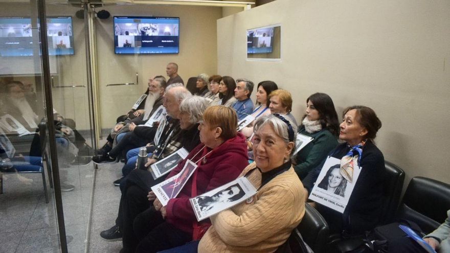 Integrantes de organismos de derechos humanos y querellantes en una de las audiencias