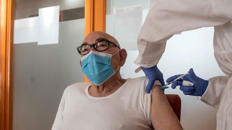 La vacunación irregular de políticos, directivos sanitarios y familiares alerta sobre el cumplimiento del plan de inmunización